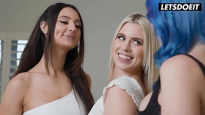 Yoga stunner Eliza Ibarra seduces Jill Kassidy & Jewelz Blu Into lezzy bang - A girl KNOWS